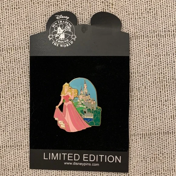 Disney pin LE 250 Aurora Pin-on-Pin with Dimensional Castle LE 250 on card Pin - Picture 1 of 8